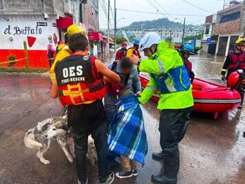 Rescatan a familia tras escurrimientos por lluvias en Querétaro