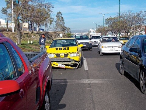 Choque causa caos vial