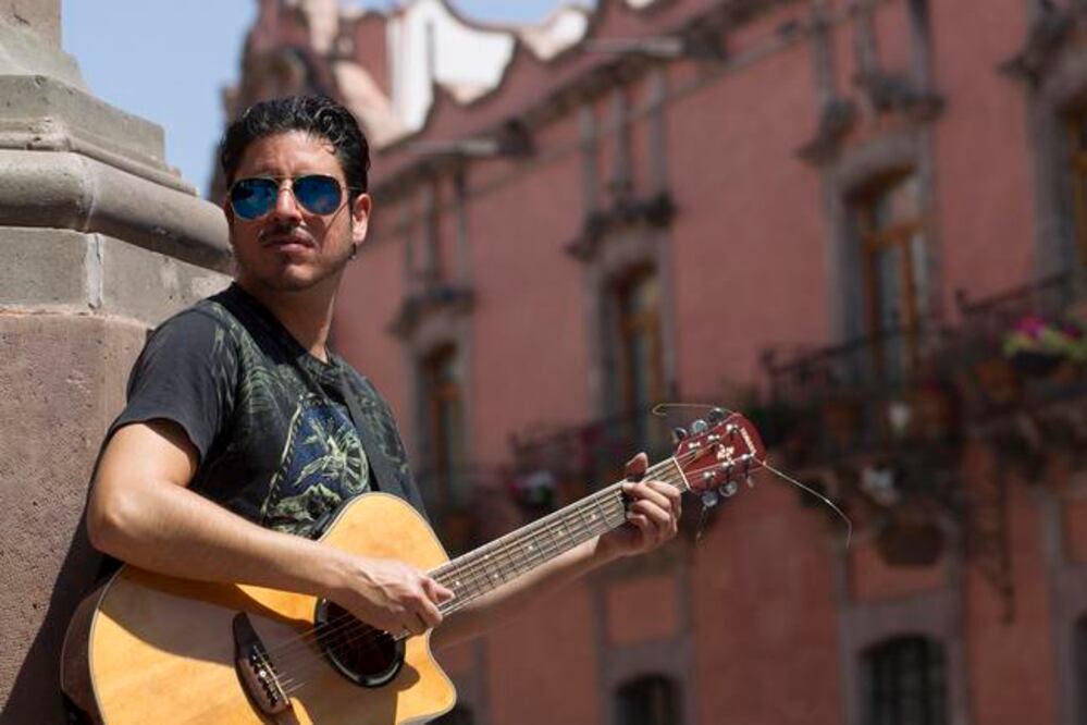 El cantante ha combinado su carrera en Ciencias de la Comunicación con su pasión por la música. Ha grabado dos discos y planea una gira por León, San Luis, Celaya, Morelia, entre otras ciudades. (FOTOS: DEMIAN CHÁVEZ. EL UNIVERSAL)