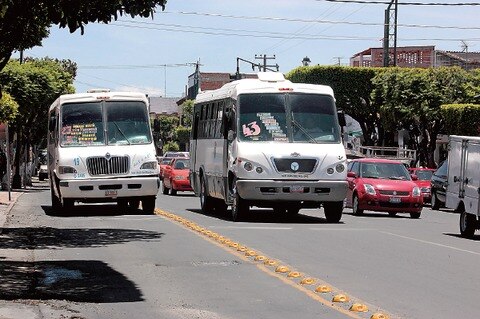 Balean camión de pasajeros en SJR; no hubo lesionados