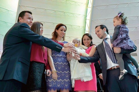 Silvana recibe el primer sacramento