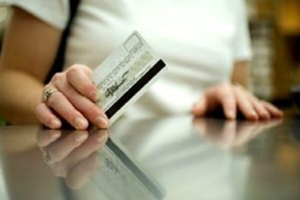 Saldan sus deudas pagando lo mínimo