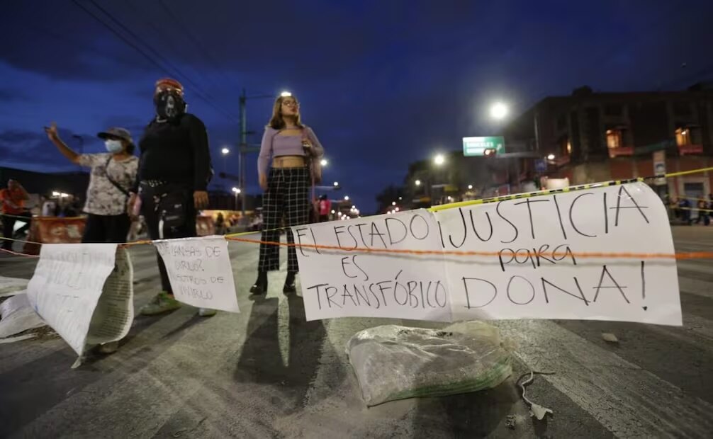Colectivos trans cierran Eje Central y Avenida Hidalgo en protesta por el ataque a golpes a una de sus integrantes. Foto: Francisco Rodríguez/ EL UNIVERSAL