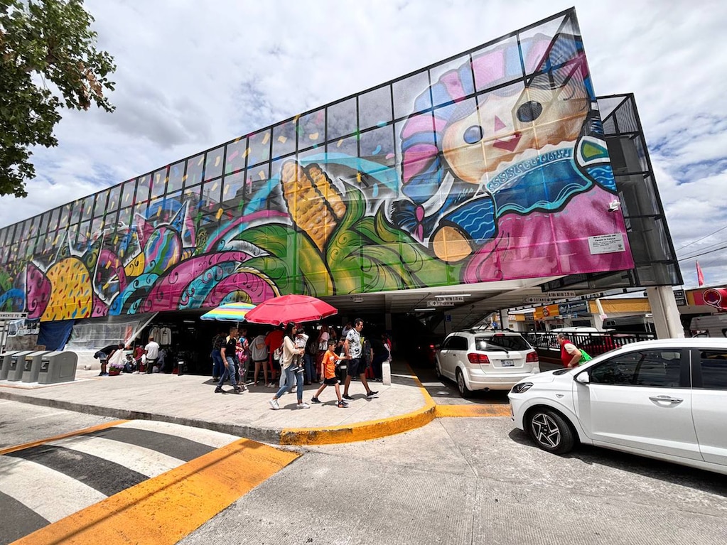 Desolado, clientes aún no llegan al mercado de La Cruz