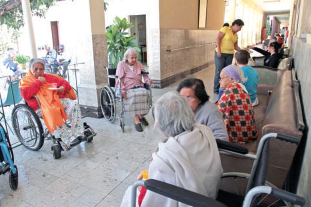 Adultos mayores, prioridad en la capital del estado