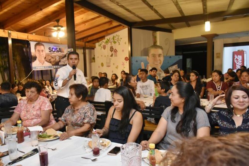 Roberto Sosa Pichardo, candidato a la alcaldía de Corregidora, durante una reunión con colaboradores de la administración.