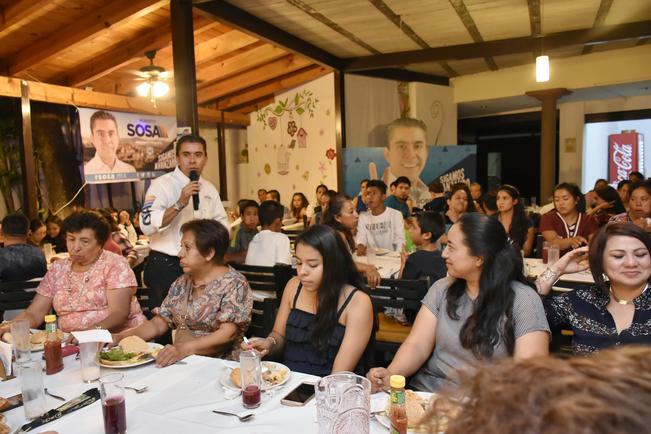 Roberto Sosa Pichardo, candidato a la alcaldía de Corregidora, durante una  reunión con colaboradores de la administración.