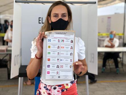 La candidata del PRD a la gubernatura emitió su voto en Juriquilla