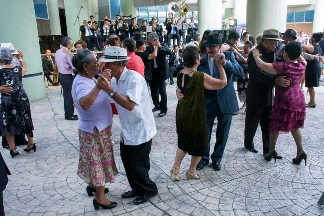 Al paso del danzón se remontan a su juventud