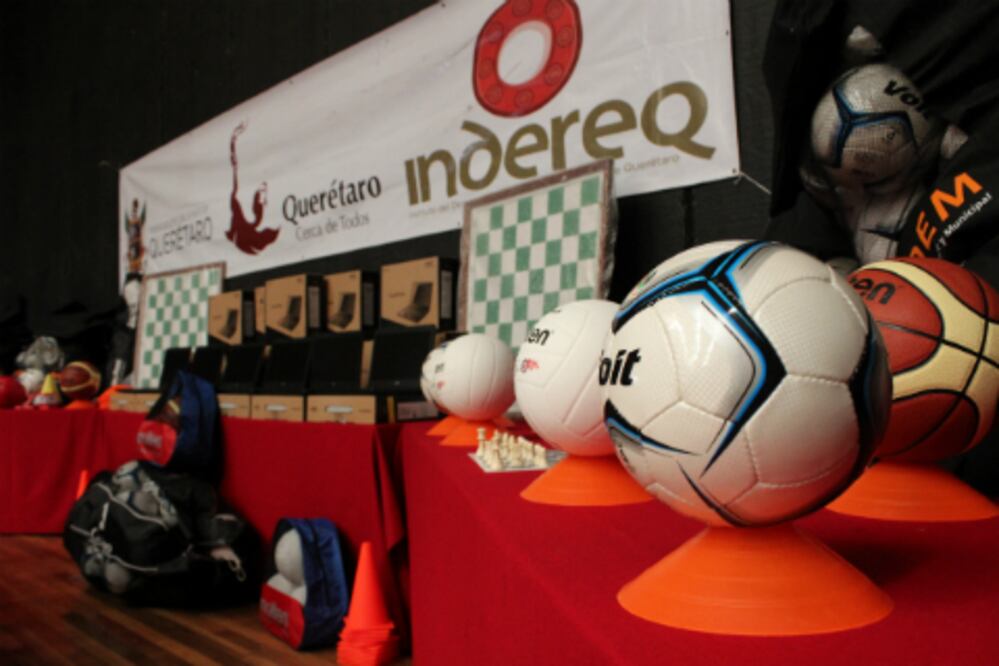 Entregan material deportivo