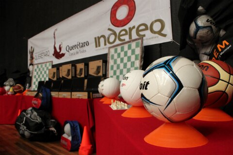 Entregan material deportivo