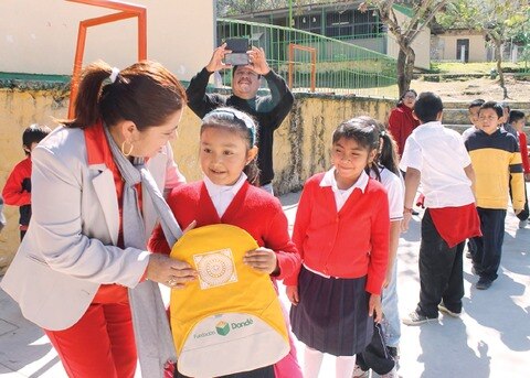 Obsequian mochilas en escuela de Jalpan