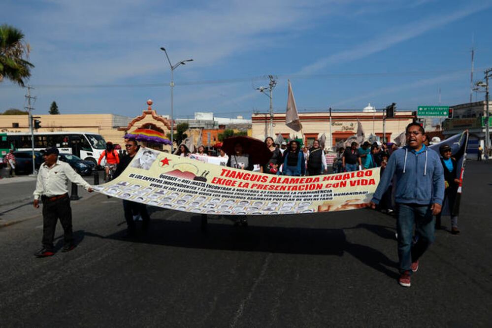 El Comité de padres y madres de los 43 desaparecidos de Ayotzinapa visitó Querétaro para encabezar un mitin en el aniversario de la Constitución (CÉSAR GÓMEZ. EL UNIVERSAL)