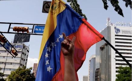 Manifestantes oficialistas y opositores se movilizan en Caracas