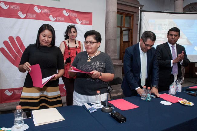 La titular de la Defensoría de Querétaro, Roxana de Jesús Ávalos Vázquez, y el fiscal Anticorrupción, Benjamín Vargas, encabezaron el foro La Corrupción como una Violación a los Derechos Humanos (RICARDO LUGO. EL UNIVERSAL)