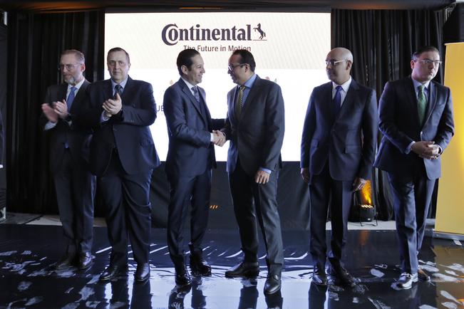El gobernador Francisco Domínguez Servién dijo que con la llegada de Continental Automotive se busca desarrollar proyectos del sector automotriz para contribuir a tener vehículos más seguros y autónomos. Foto: ESPECIAL