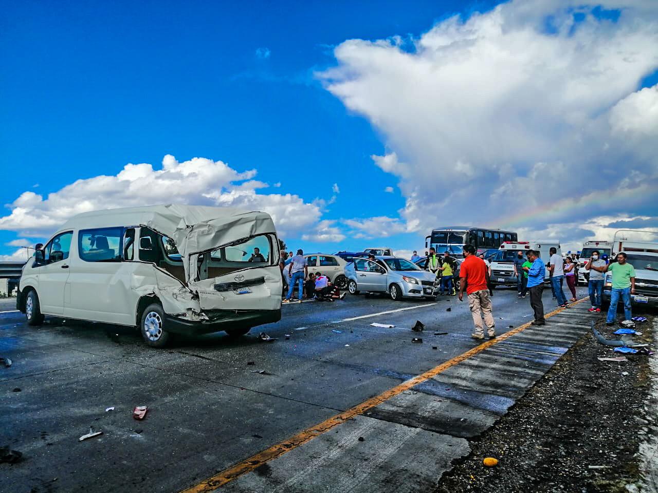 Por espectacular carambola, cierran la autopista México-Querétaro