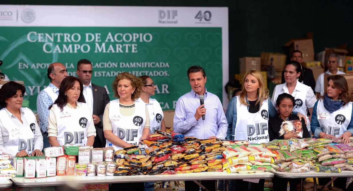Presidente de la República, Enrique Peña Nieto y la presidenta honoraria del Sistema Nacional DIF, Angélica Rivera  (Foto: Archivo El Universal)