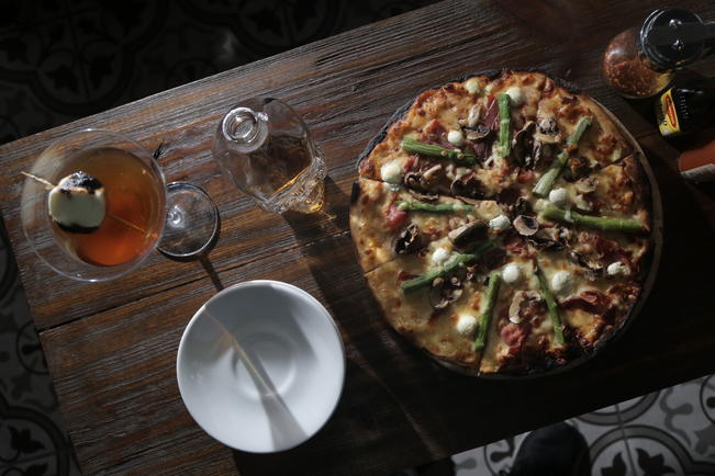 Los “Speakeasy ” surgieron tras la “Ley Seca” impuesta en EU en 1920. Podrás ser parte de este concepto en “S i n at ra”, sólo basta con decir la contraseña para disfrutar una pizza acompañada de un buen trago. (FOTOS: GONZALO IBAÑEZ. EL UNIVERSAL)