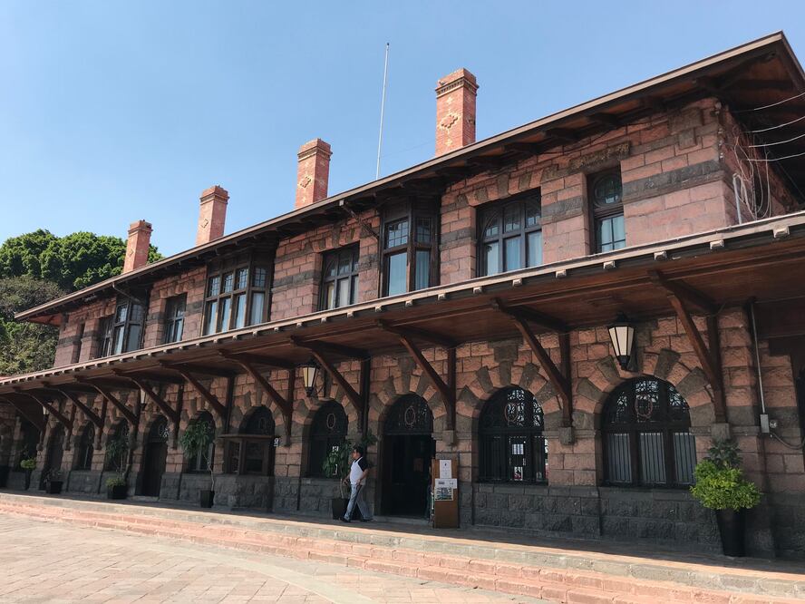 La vieja estación de trenes es de estilo inglés, fue inagurada en 1904 y el paso de la modernidad hizo que en 2002 cambiara su actividad convertirse en el Centro Cultural La Antigua Estación. / Foto: Demian Chávez