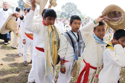 Niños reciben primera comunión