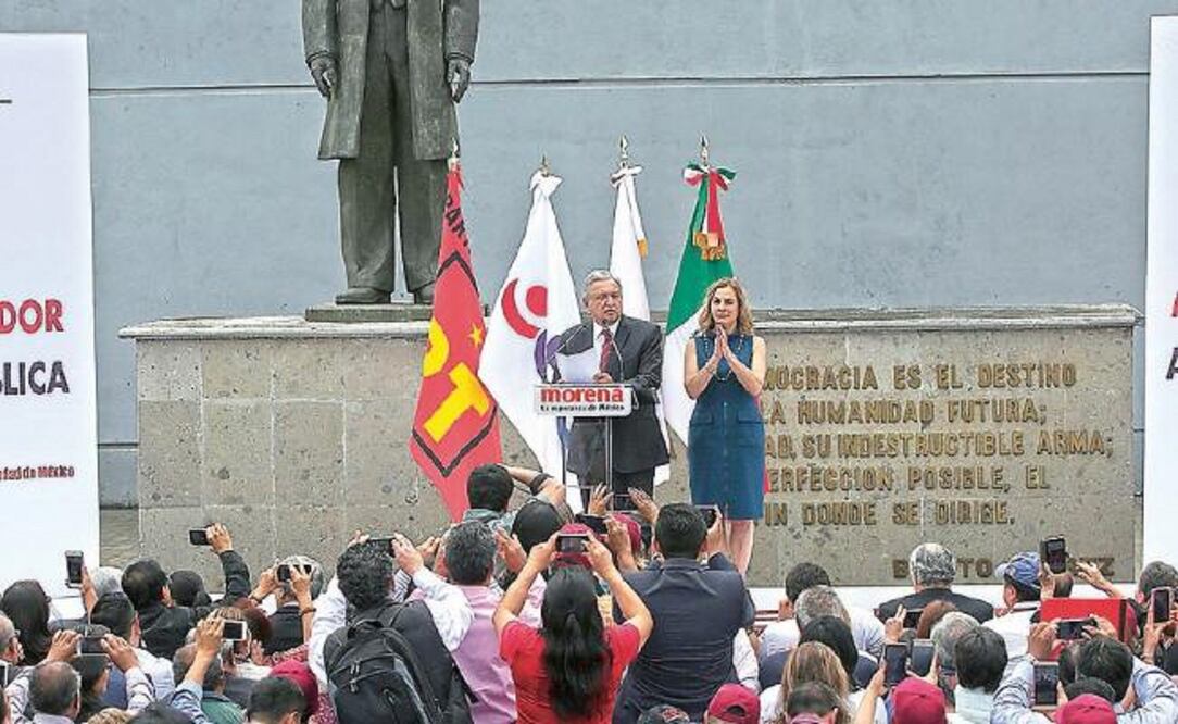 Arropado. Al salir del registro como candidato, AMLO dio un discurso de 25 minutos ante sus correligionarios (LUIS CORTÉS. EL UNIVERSAL)