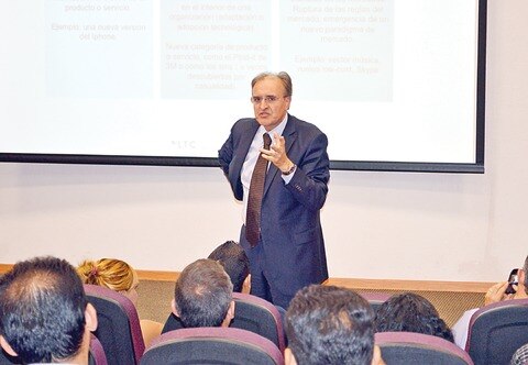 Imparte conferencia