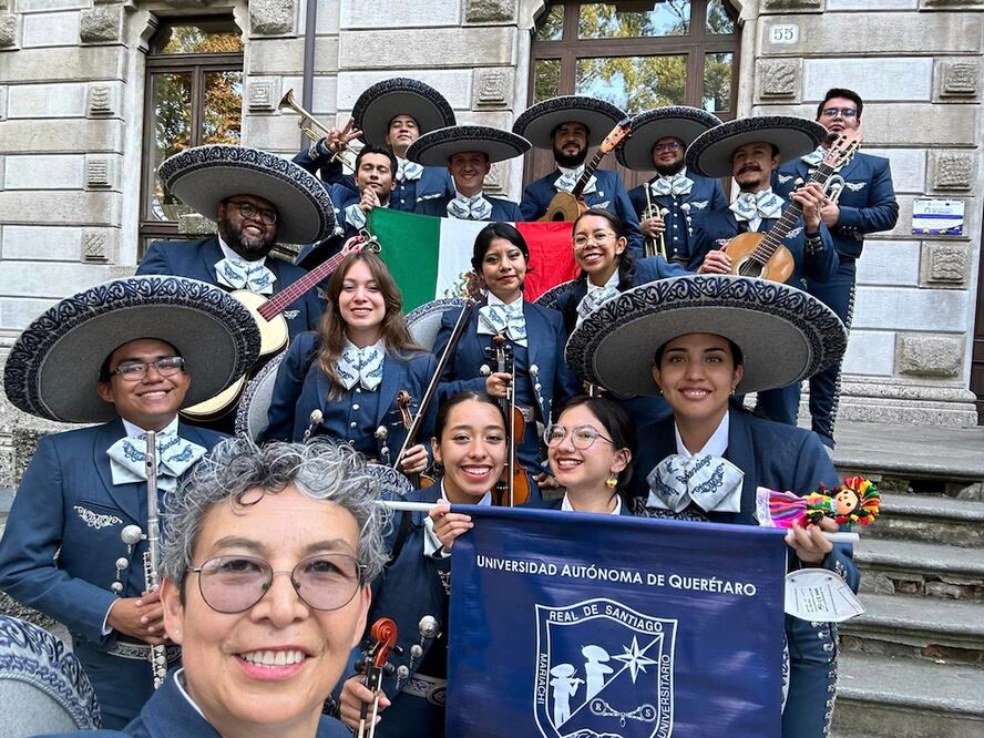 EL MARIACHI DE LA UAQ SE PRESENTO EN UN FESTIVAL DE ITALIA* FOTO: ESPECIAL