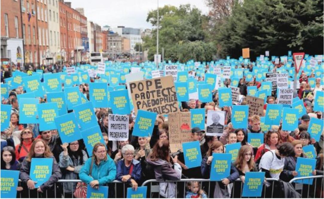 Miles de personas se manifestaron ayer en defensa de las víctimas de los abusos sexuales, en Dublín (GONZALO FUENTES. REUTERS)