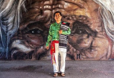 Joven triqui pinta en París