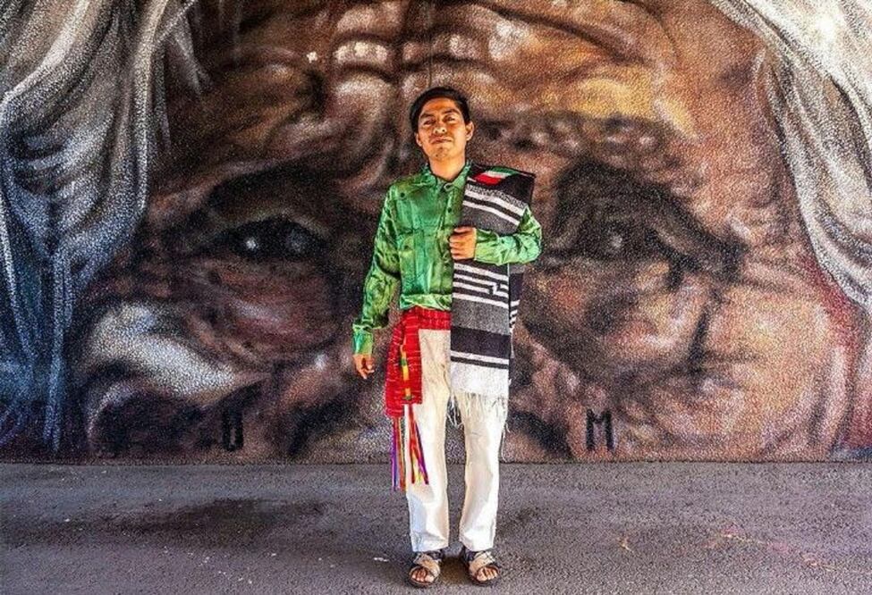 Joel creó murales para fomentar el cuidado de los animales en colonias populares de Querétaro; ahora plasma parte de su cultura en muros de Europa (Mark Rigney fotografió a Joel Merino en Falköping, Suecia)