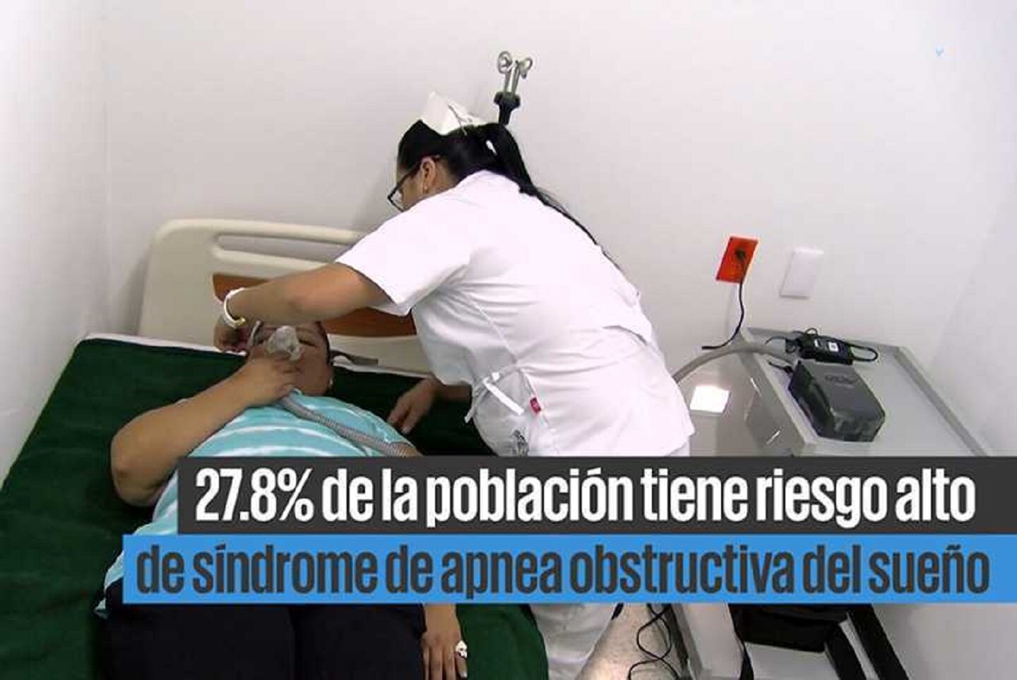 Olga, de 42 años (izq.), acudió a la Clínica de Sueño del Hospital General regional Número 1 del Instituto Mexicano del Seguro Social para atenderse la apnea de sueño que padece y que está relacionada con su obesidad (ALEJANDRO ACOSTA. EL UNIVERSAL