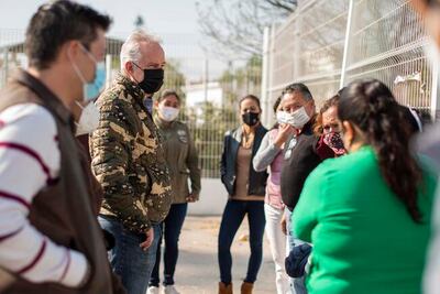 Entrega Enrique Vega rehabilitación de calles en La Pradera