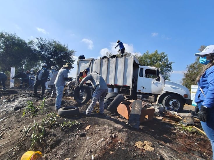 Sacan 300 llantas del río Pueblito tras jornada de limpieza