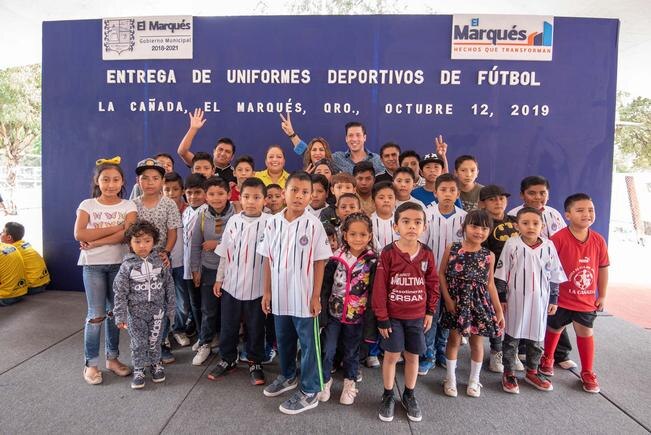 En El Marqués entregan uniformes deportivos