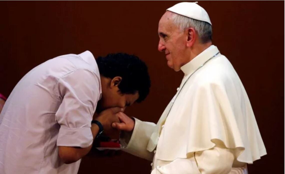 ¿Por qué el Papa no dejó que besaran su anillo?