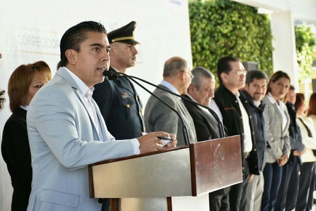 Edil de Corregidora entrega becas en CECyTEQ