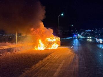 Se incendia vehículo en el surponiente