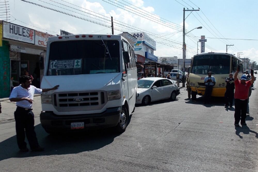 Prensan camiones a automóvil