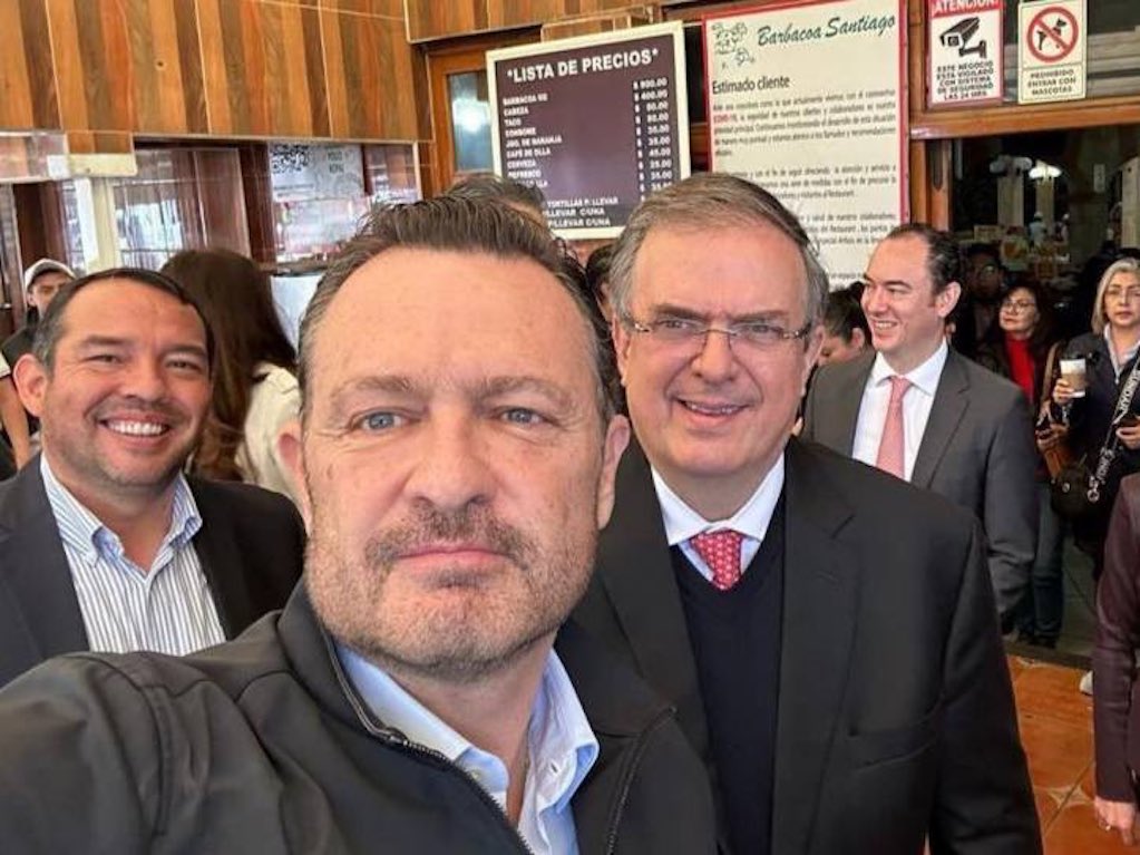 Marcelo Ebrard invita a Mauricio Kuri a una gira internacional