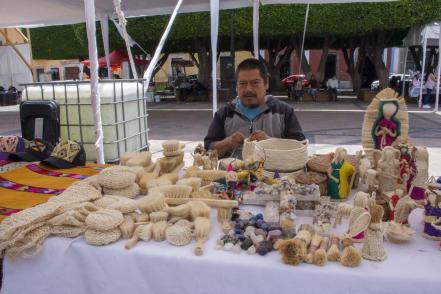 Adaptan artesanías para seguir en el mercado
