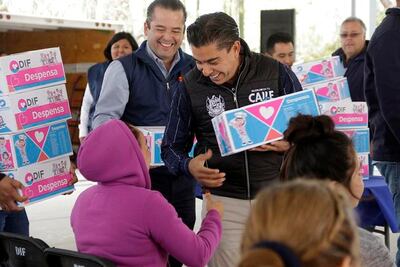 Roberto Sosa Pichardo entrega despensas en El Calichar