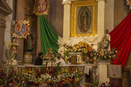 Queretanos acuden al festejo de La Guadalupana