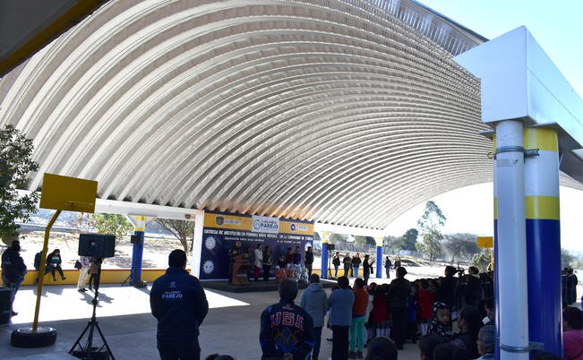 Marcos Aguilar entrega arcotecho en Santa Rosa Jáuregui