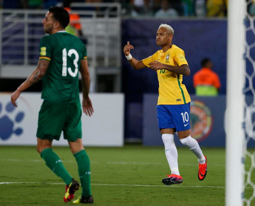 Neymar llegó a 49 con Brasil y superó a Zico; el astro del Barcelona llega a 300 anotaciones en su carrera (LEO CORREA. AP)