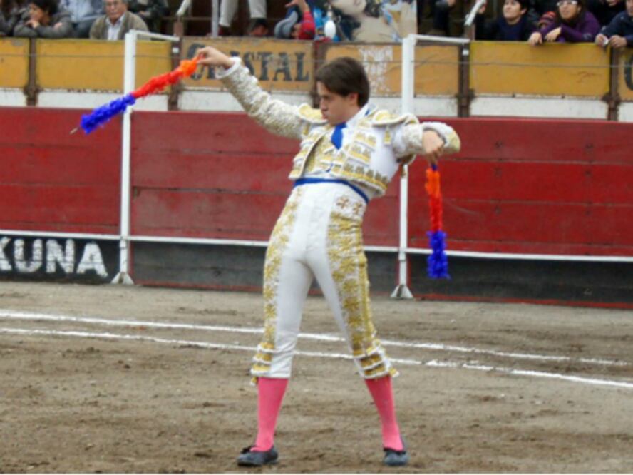 Triunfa “El Canelo” en Perú