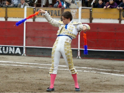 Triunfa “El Canelo” en Perú