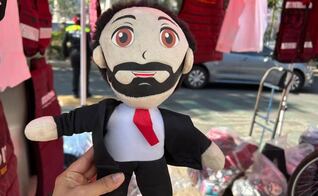 "Harfuchitos" se suman a los "Amlitos" y "Clauditas" en calles de la CDMX; así son los peluches del secretario de Seguridad