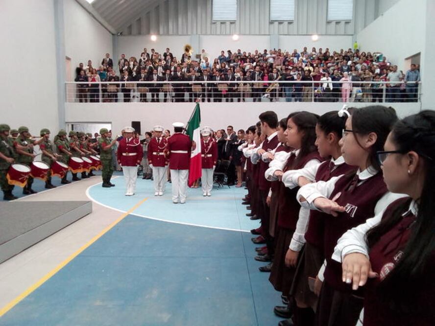 Autoridades estatales encabezaron la ceremonia de clausura del ciclo escolar 2017-2018 en la secundaria Benito Juárez, donde cientos de alumnos ya esperaban con ansia el inicio del periodo vacacional.