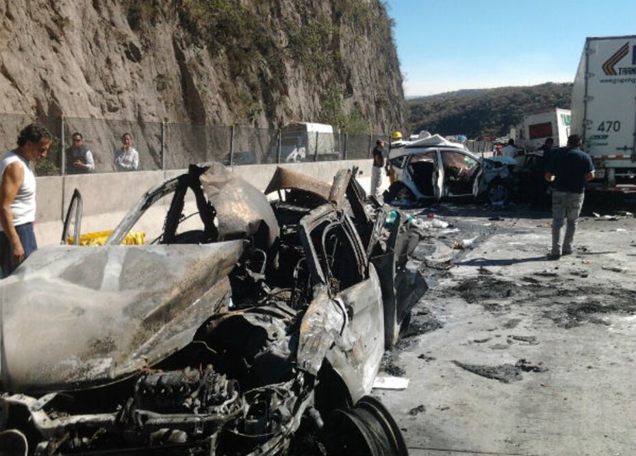 Aparatoso accidente deja 3 muertos